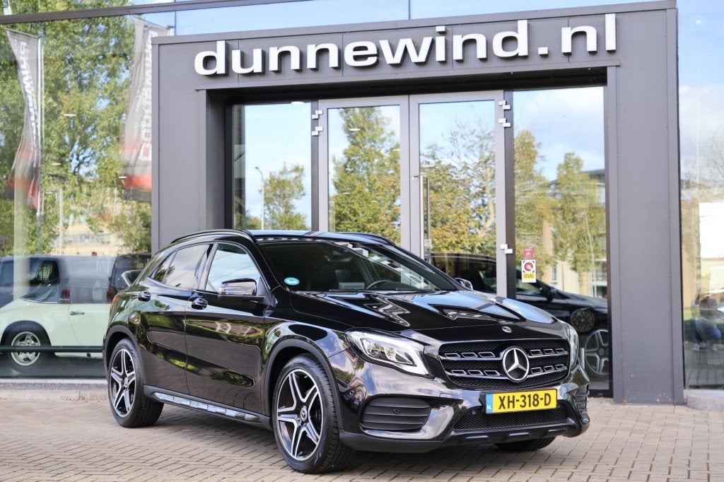 Mercedes-Benz GLA 180 AMG *LED*CARPLAY*TREKHAAK*CLIMA*NIGHTP, Automaat, Gebruikt, 4 cilinders, Met garantie (alle)
