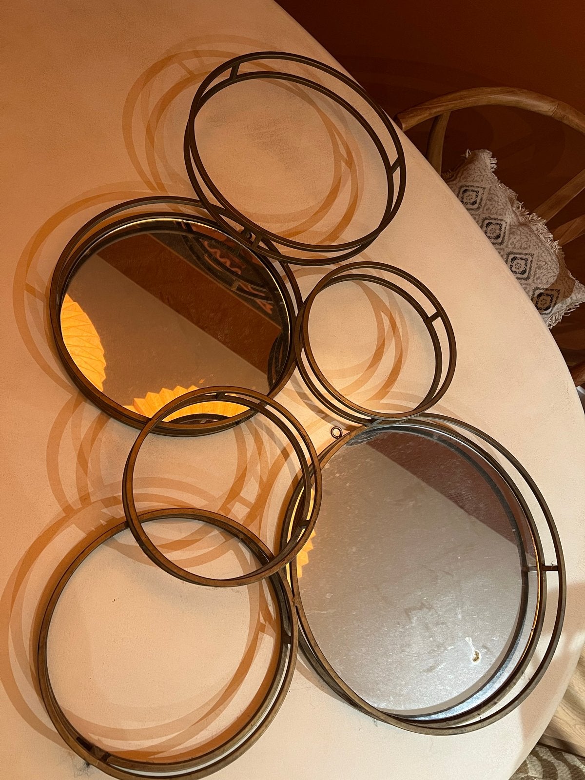 Decoratieve spiegel met metalen ringen, Ophalen, Zo goed als nieuw, Rond, 50 tot 75 cm
