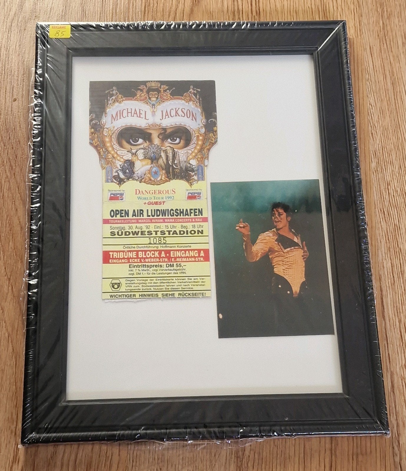 MICHAEL JACKSON DANGEROUS TOUR TICKET EN FOTO IN LIJST, Verzamelen, Verzenden, Foto of Kaart