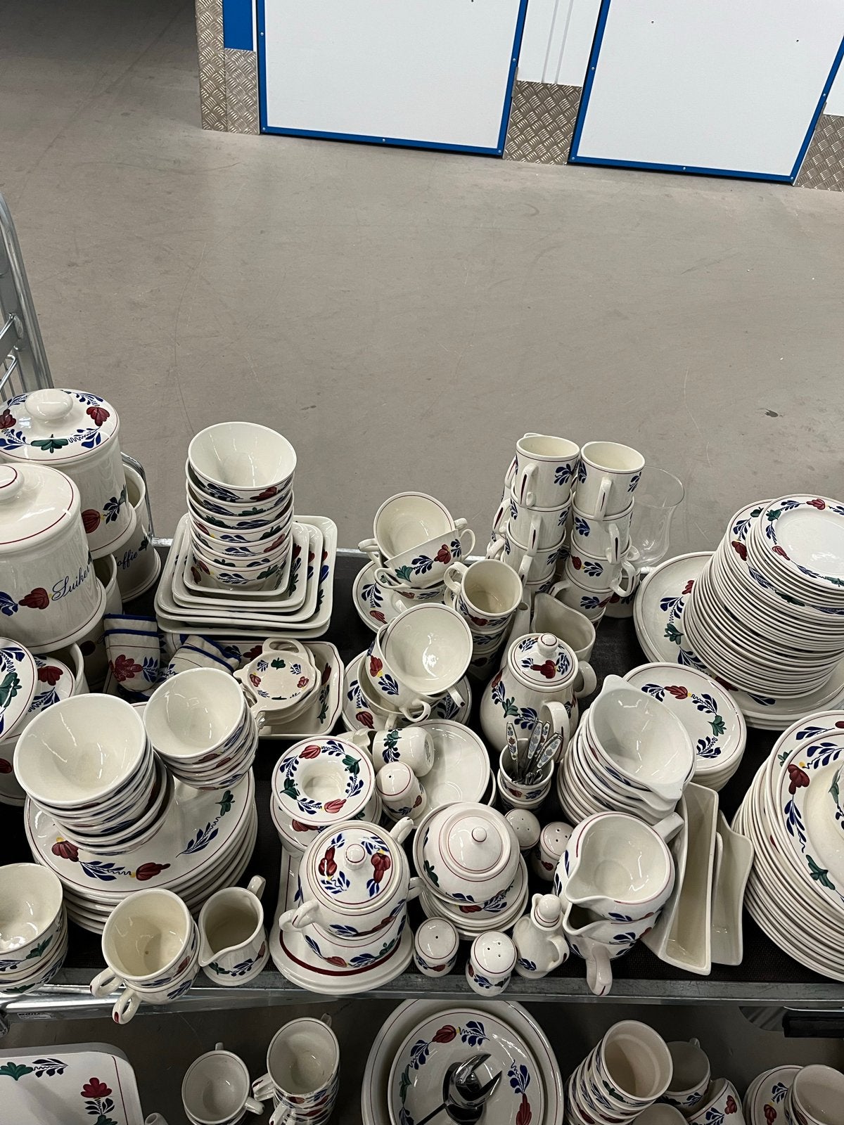 Grote collectie Boerenbont servies - Diverse items, Antiek en Kunst, Antiek | Servies compleet, Ophalen of Verzenden
