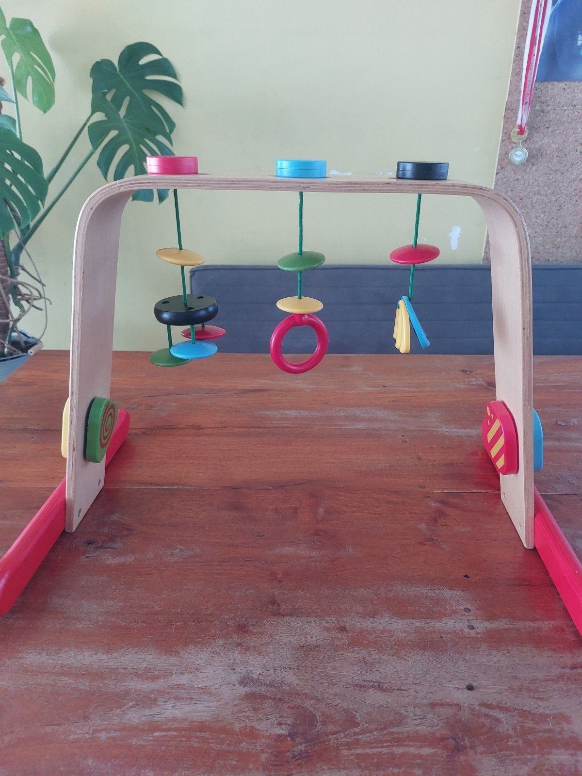 Houten babygym met kleurrijke hangers, Kinderen en Baby's, Speelgoed | Babyspeelgoed, Ophalen, Gebruikt, Babygym