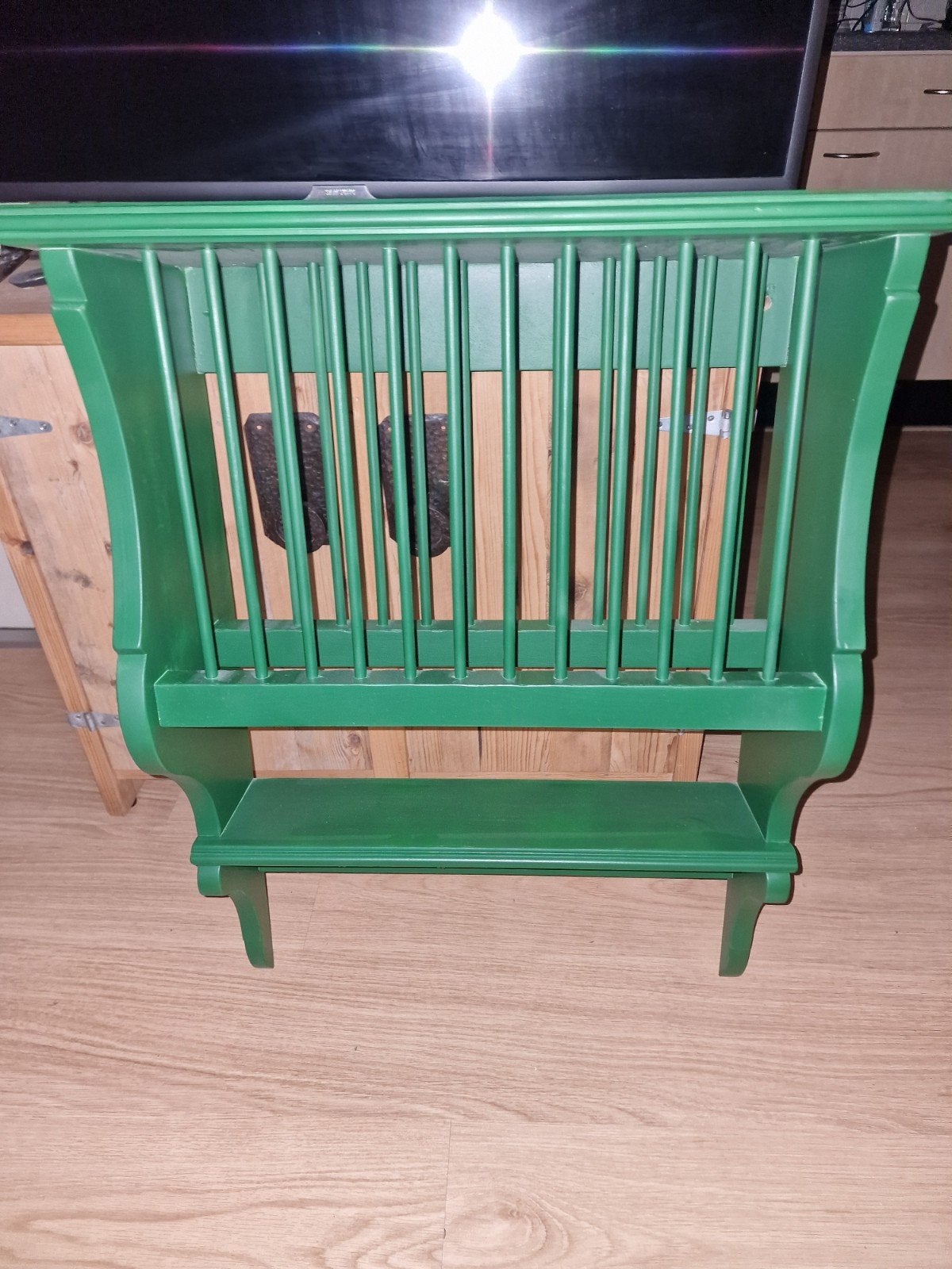 Groen houten borden- en mokkenrek, Ophalen, Gebruikt