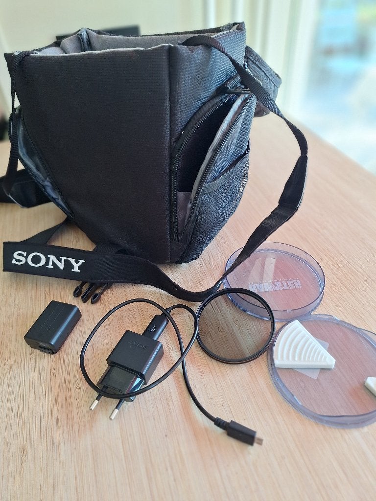 Foto 3 van Sony RX10 Mark IV met accessoires en fototas