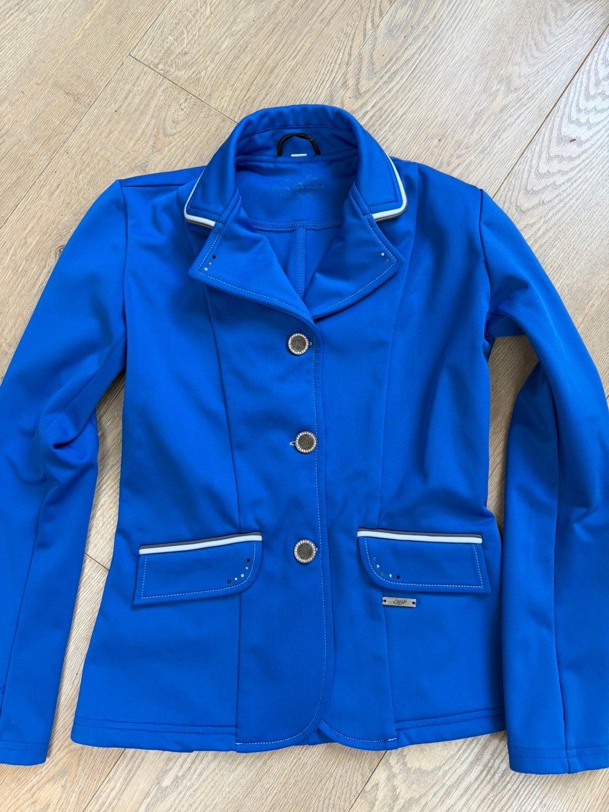 Te koop: prachtig blauw wedstrijdjasje QHP, Ophalen of Verzenden, Zo goed als nieuw, Dressuur, Bovenkleding