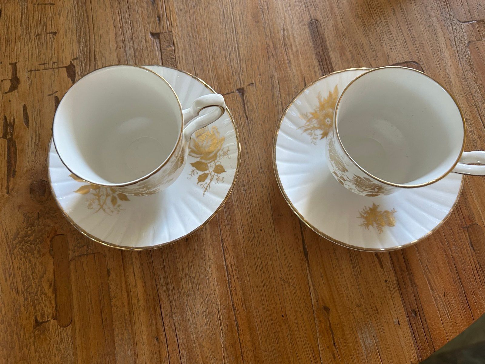 Set van 2 vintage theekopjes met schotels, goudkleurig decor, Ophalen