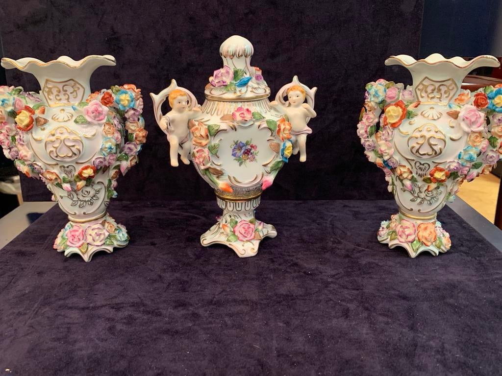 Set van 3 porseleinen vazen met bloemen en engeltjes, Ophalen of Verzenden