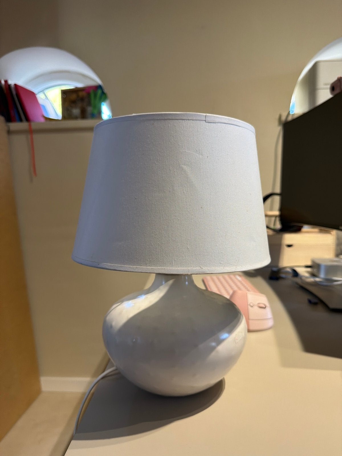 IKEA Tafellamp met witte kap, Huis en Inrichting, Gebruikt, Keramiek, E14 (klein), Wit