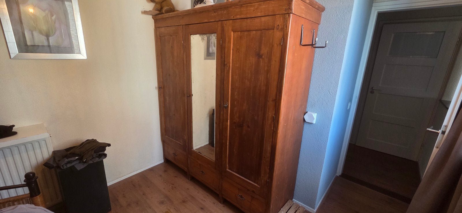 Antieke houten kledingkast met spiegel, Ophalen