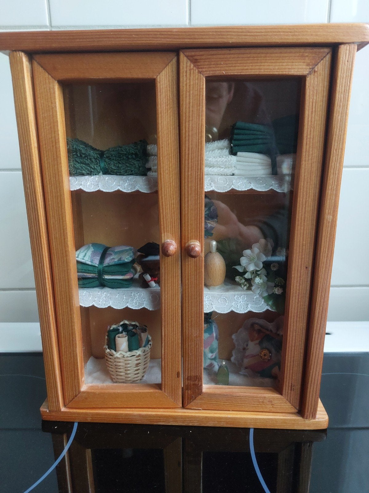 Miniatuur houten vitrinekastje met inhoud kijkkastje, Antiek en Kunst, Ophalen of Verzenden