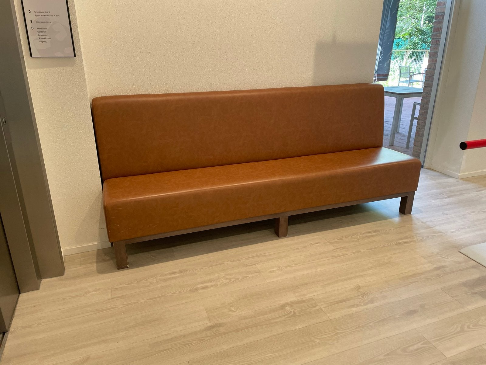 Comfortabele bruine bank - Ideaal voor wachtruimte of hal, Ophalen, Gebruikt, Driepersoons, 75 tot 100 cm
