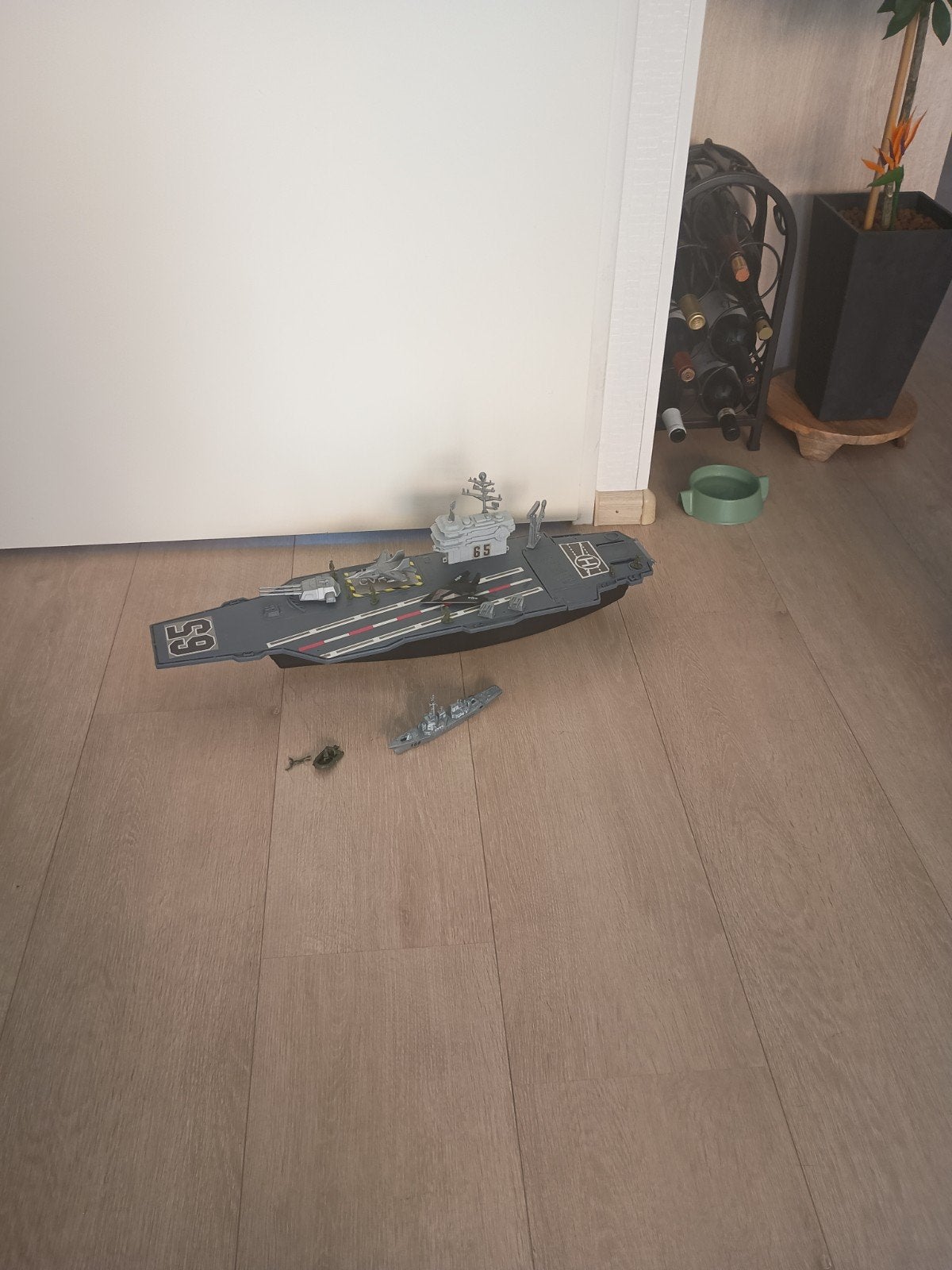 Grote speelgoed vliegdekschip met accessoires, Ophalen, Gebruikt