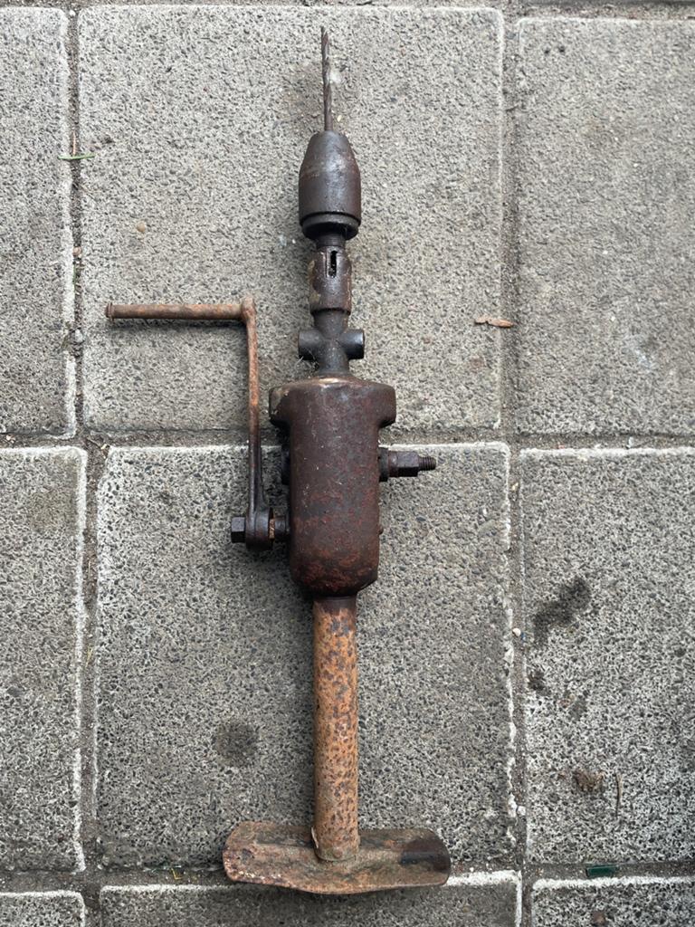Antieke hand boor, Ophalen, Gebruikt