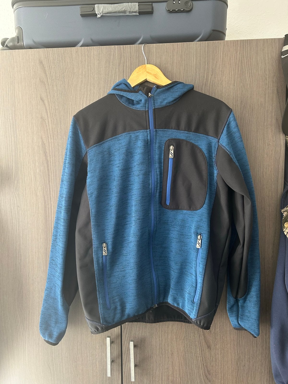 Heren softshell jas met capuchon - Blauw/Zwart, Verzenden, Zo goed als nieuw, Maat 52/54 (L), Blauw