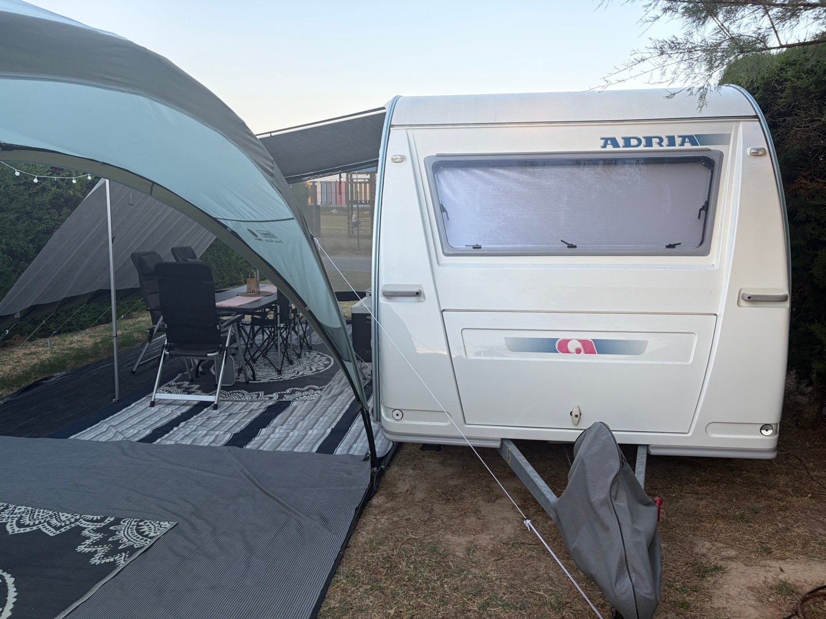 Adria adora 502 UK stapelbed, Schokbreker, 7 tot 8 meter, Treinzit, Particulier