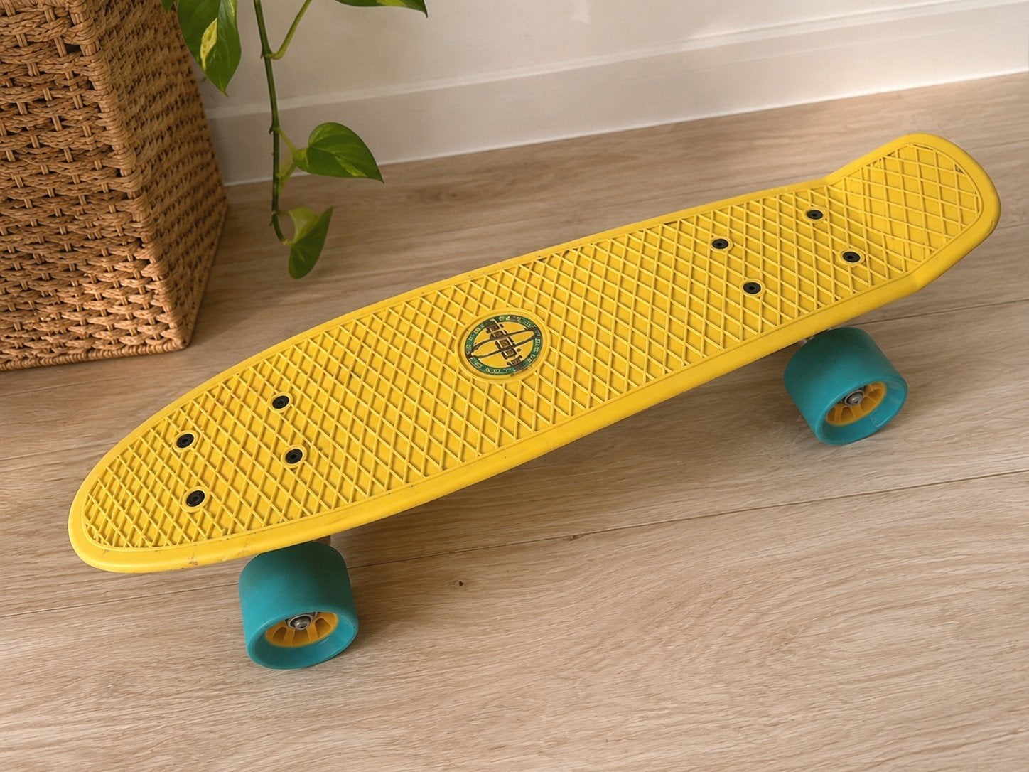 Nijdam Kunststof Skateboard 22.5 - Splash Dye -Geel/Blauw, Ophalen of Verzenden, Zo goed als nieuw, Skateboard
