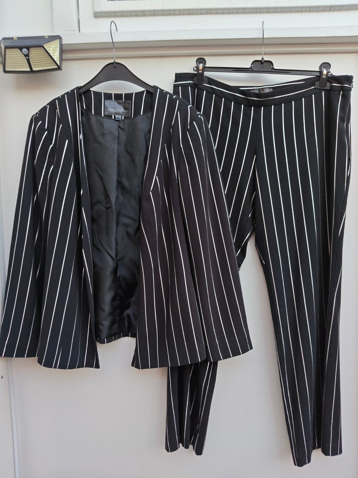 Prachtig zwart pak met zilveren krijtstreep ( blazer & broek, Kleding | Dames, Kostuum of Pak, Zwart, Maat 42/44 (L), Ophalen of Verzenden