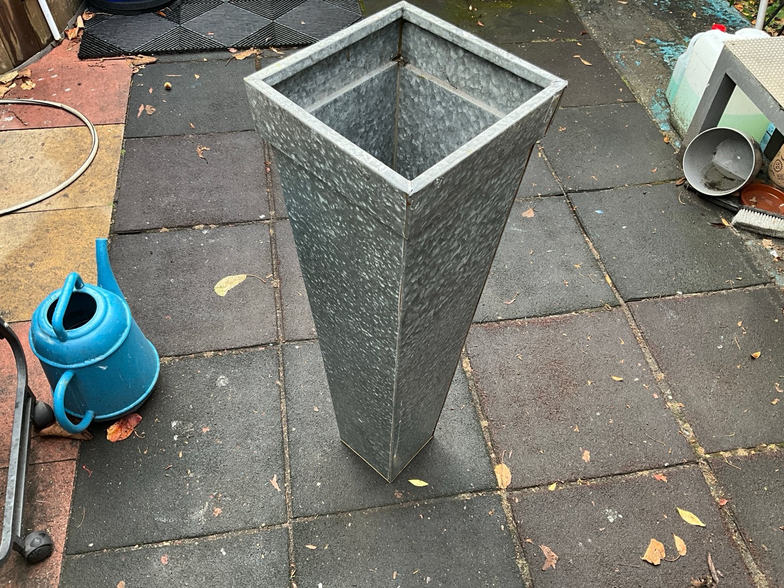 Hoge metalen bloempot/plantenbak voor binnen/buiten, Tuin en Terras, Bloembakken en Plantenbakken, Gebruikt, Minder dan 60 cm