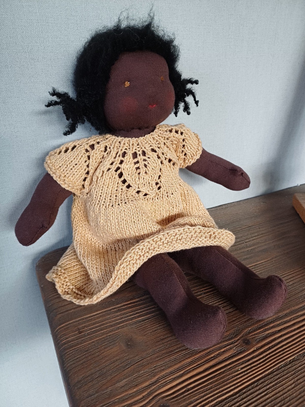 Nieuw handgemaakte bruine tricot pop waldorf zonnekind, Kinderen en Baby's, Ophalen of Verzenden, Nieuw, Overige typen