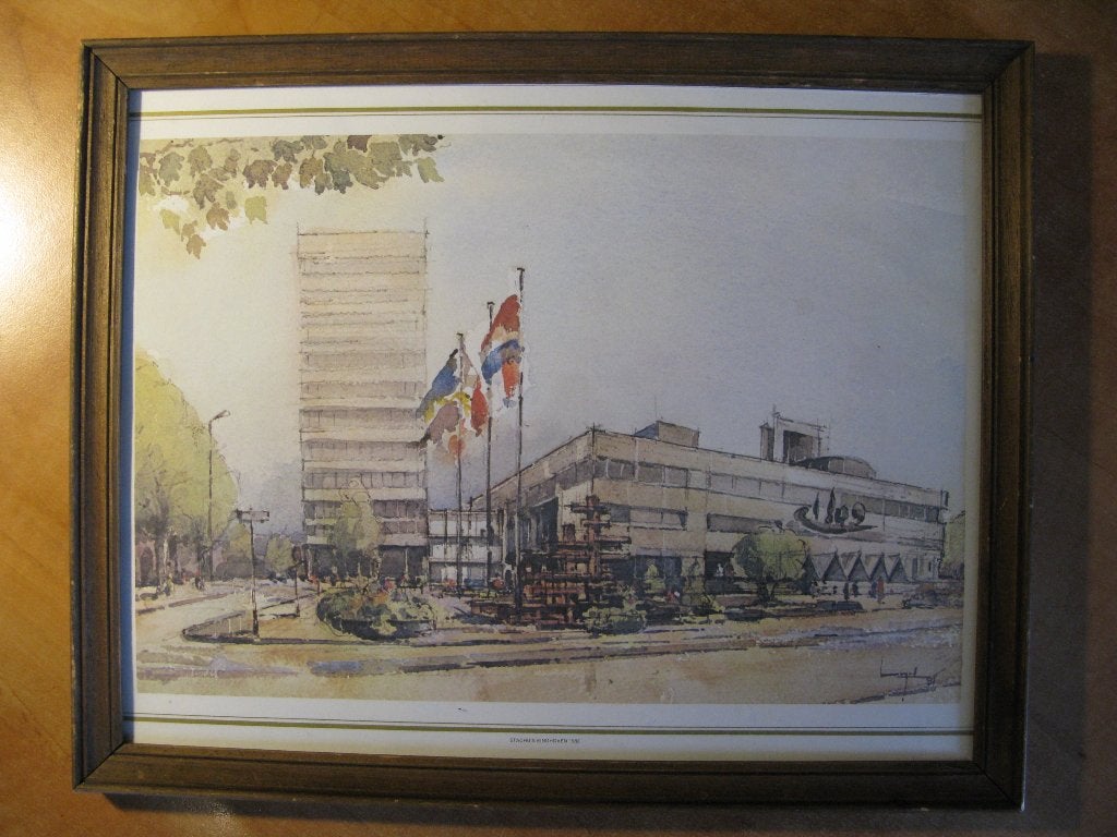 Stadhuis Eindhoven door Paul Decq (1982) ingelijste poster, Verzamelen, Posters, Gebruikt, Met lijst, Rechthoekig Liggend, Ophalen of Verzenden