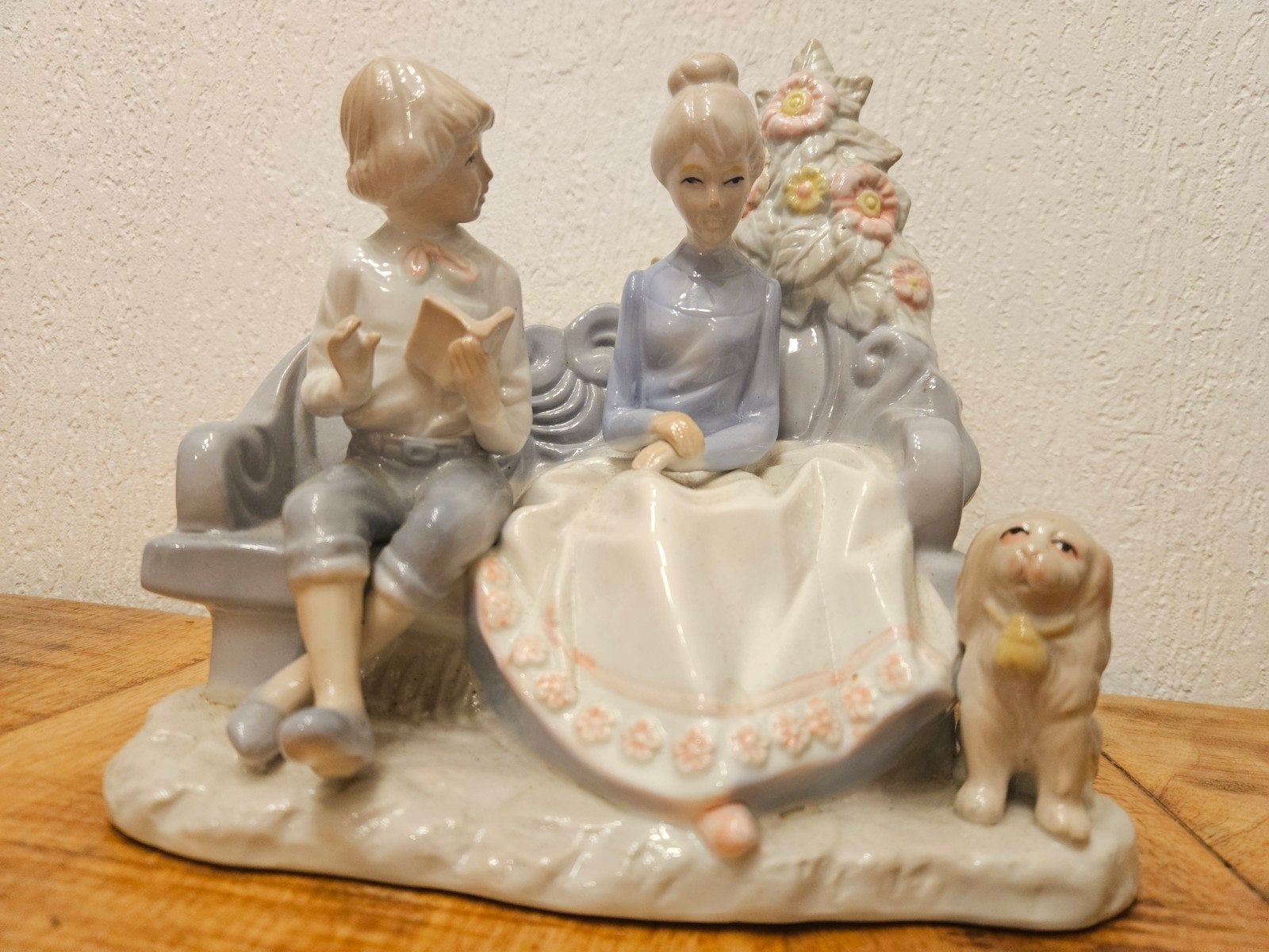 Vintage Porseleinen Beeldje: Lezende Kinderen met Hondje, Antiek en Kunst, Antiek | Porselein, Ophalen of Verzenden