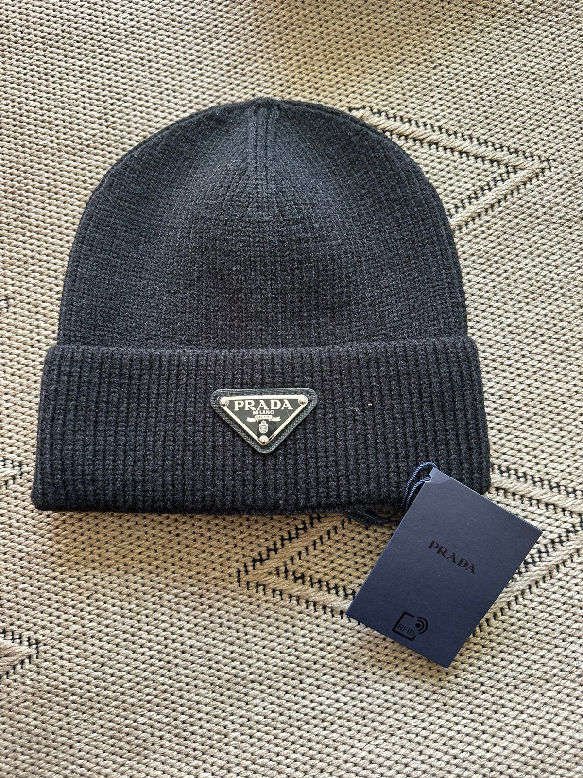 Prada Muts Zwart - Nieuw met kaartjes, Ophalen of Verzenden, Nieuw, Maat 38/40 (M), Muts
