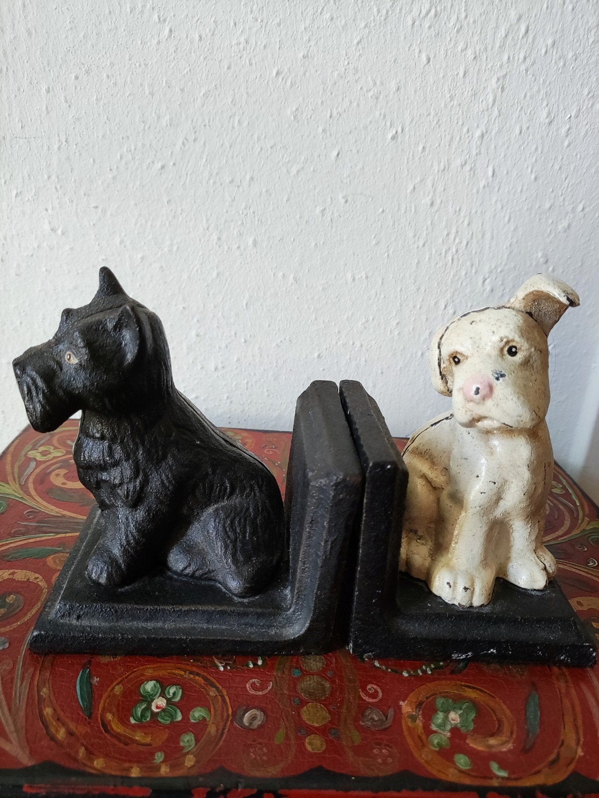 Twee mooie oude zware gietijzeren boekensteunen, Antiek en Kunst, Verzenden