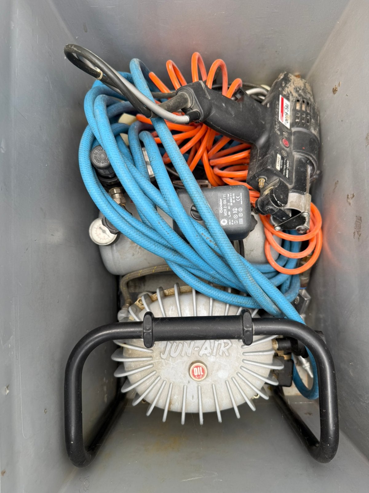 Lucht compressor met pneumatisch lijmpistool, Doe-het-zelf en Verbouw, Gereedschap | Handgereedschap, Ophalen
