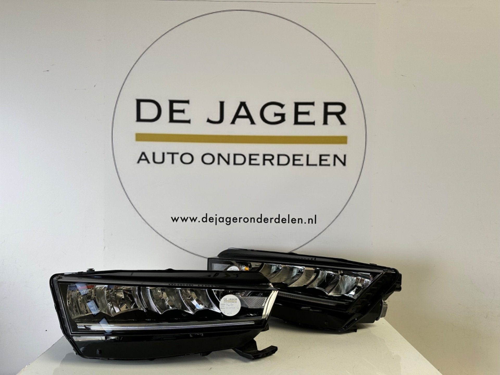 SKODA OCTAVIA IV 4 SET KOPLAMPEN LED LINKS /RECHTS, Skoda, Skoda Auto a.s., Gebruikt, Infoline@skoda-auto.cz