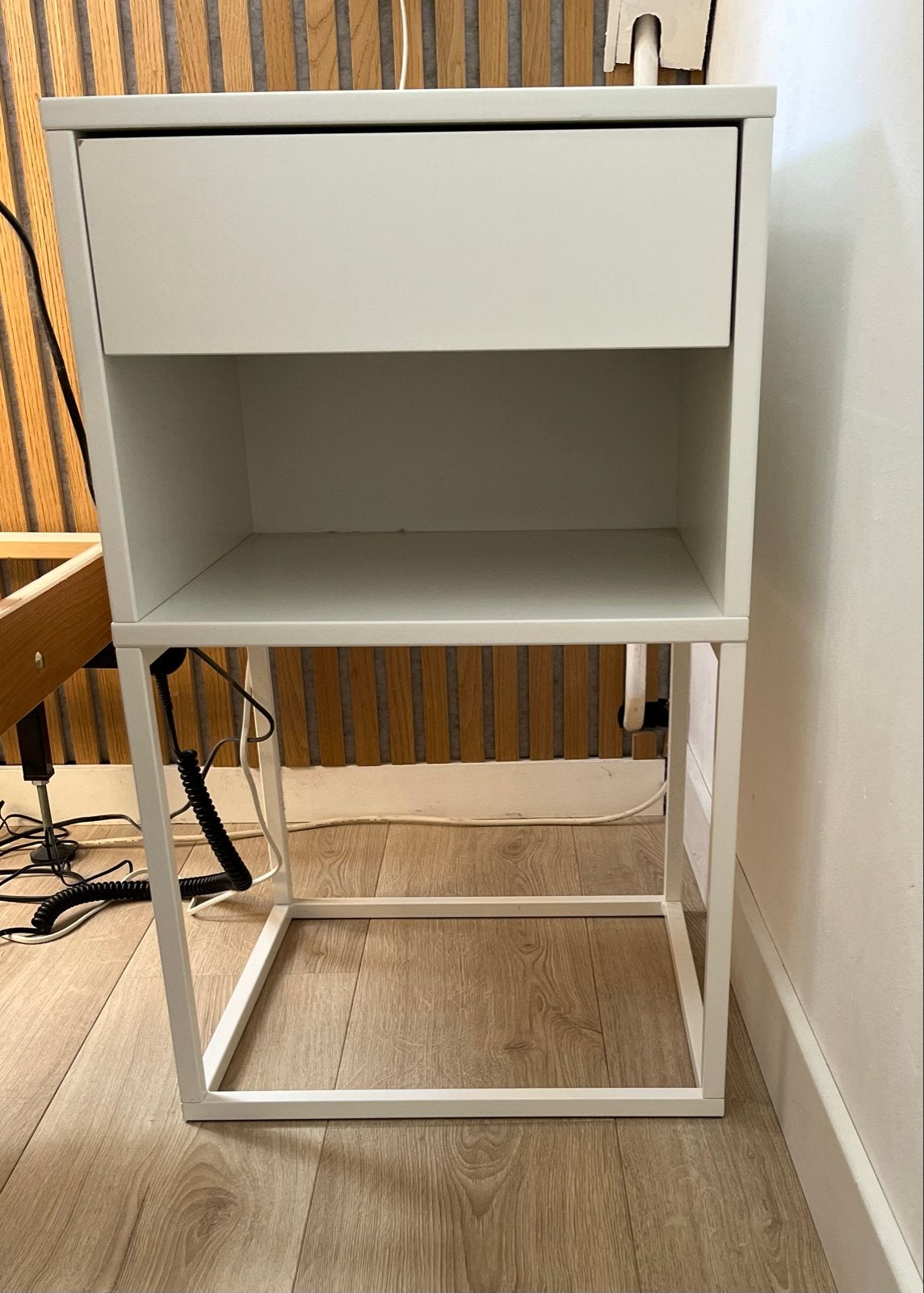 2x Ikea vikhammer Wit nachtkastje met lade en open vak, Ophalen, Gebruikt, Minder dan 45 cm, Metaal of Aluminium