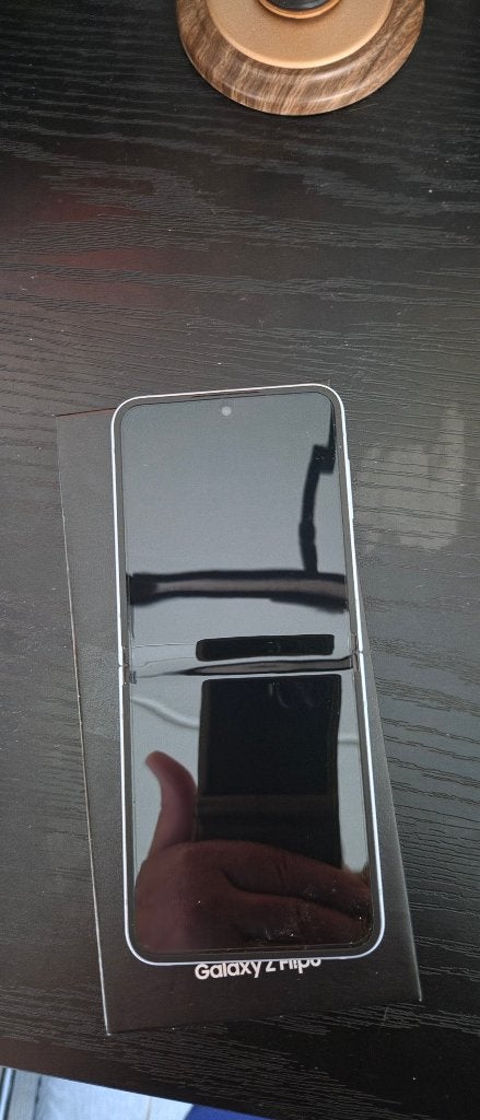 Foto 4 van Samsung Galaxy Z Flip6 zo goed als nieuw + 5 hoesjes