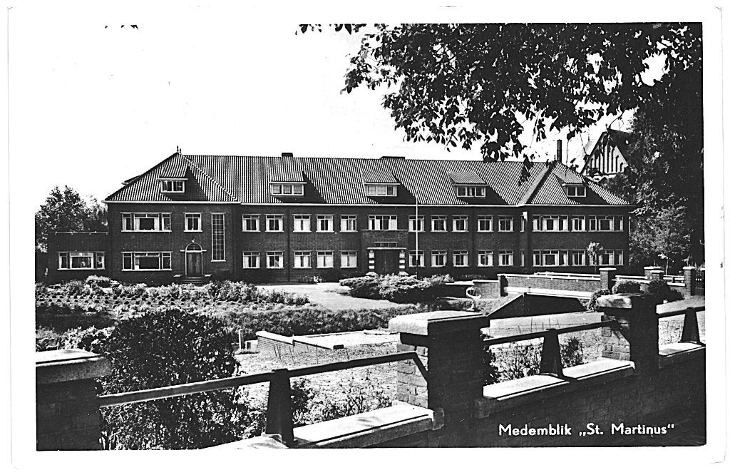 700132 Medemblik NH 1956 St Martinus Gelopen met postzegel, Ophalen of Verzenden, 1940 tot 1960, Gelopen, Noord-Holland