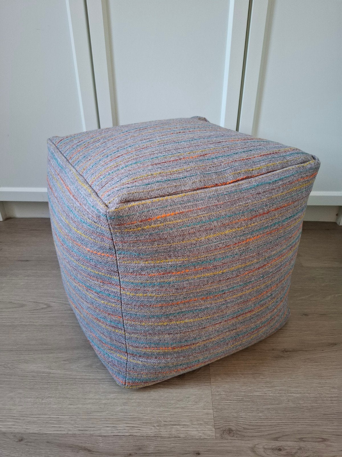 Stoffen poef met kleurrijke strepen, Minder dan 50 cm, Vierkant, Nieuw, Minder dan 50 cm