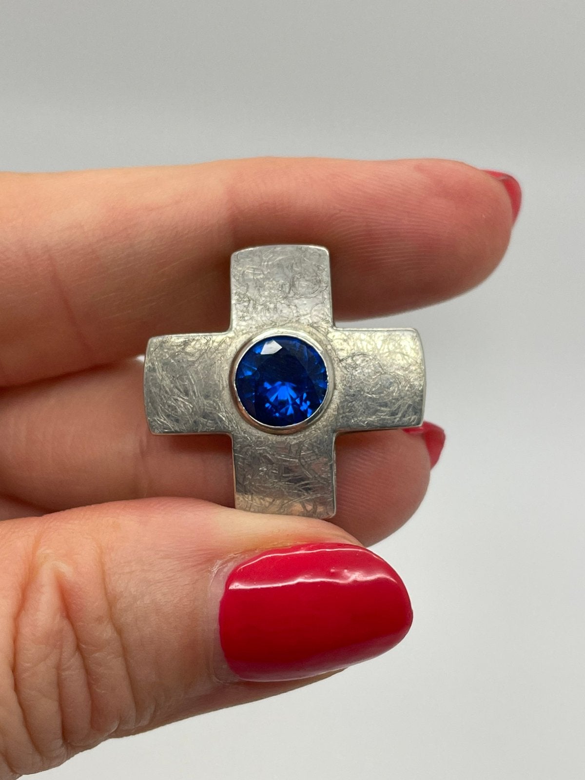 E492 Prachtige zilveren kruis hanger blauwe edelsteen, Ophalen of Verzenden, X, Zilver, Zilver