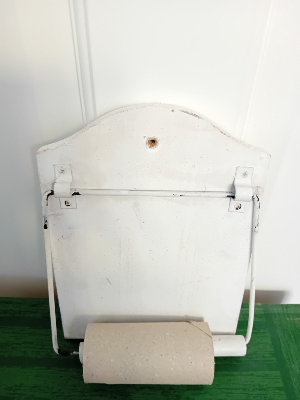 Witte houten wc rolhouder, Ophalen