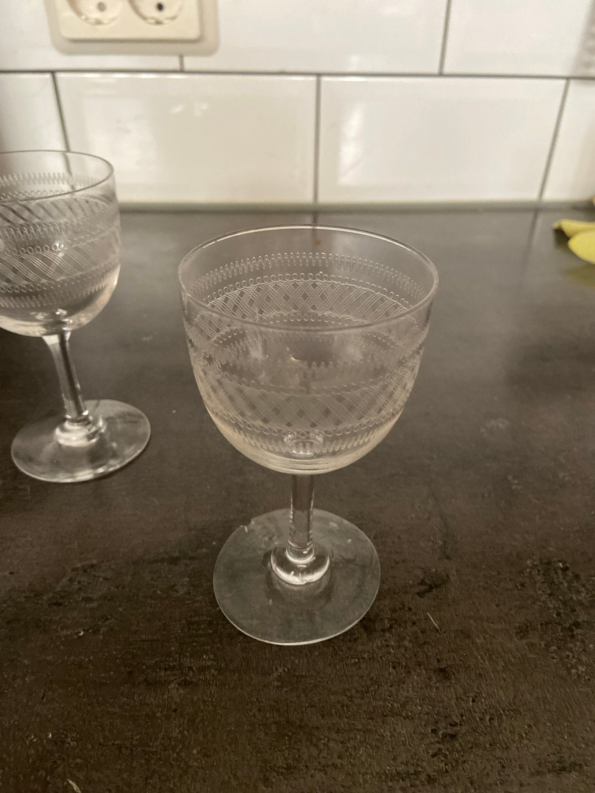 Set van 2 vintage wijnglazen met gravure, Ophalen of Verzenden