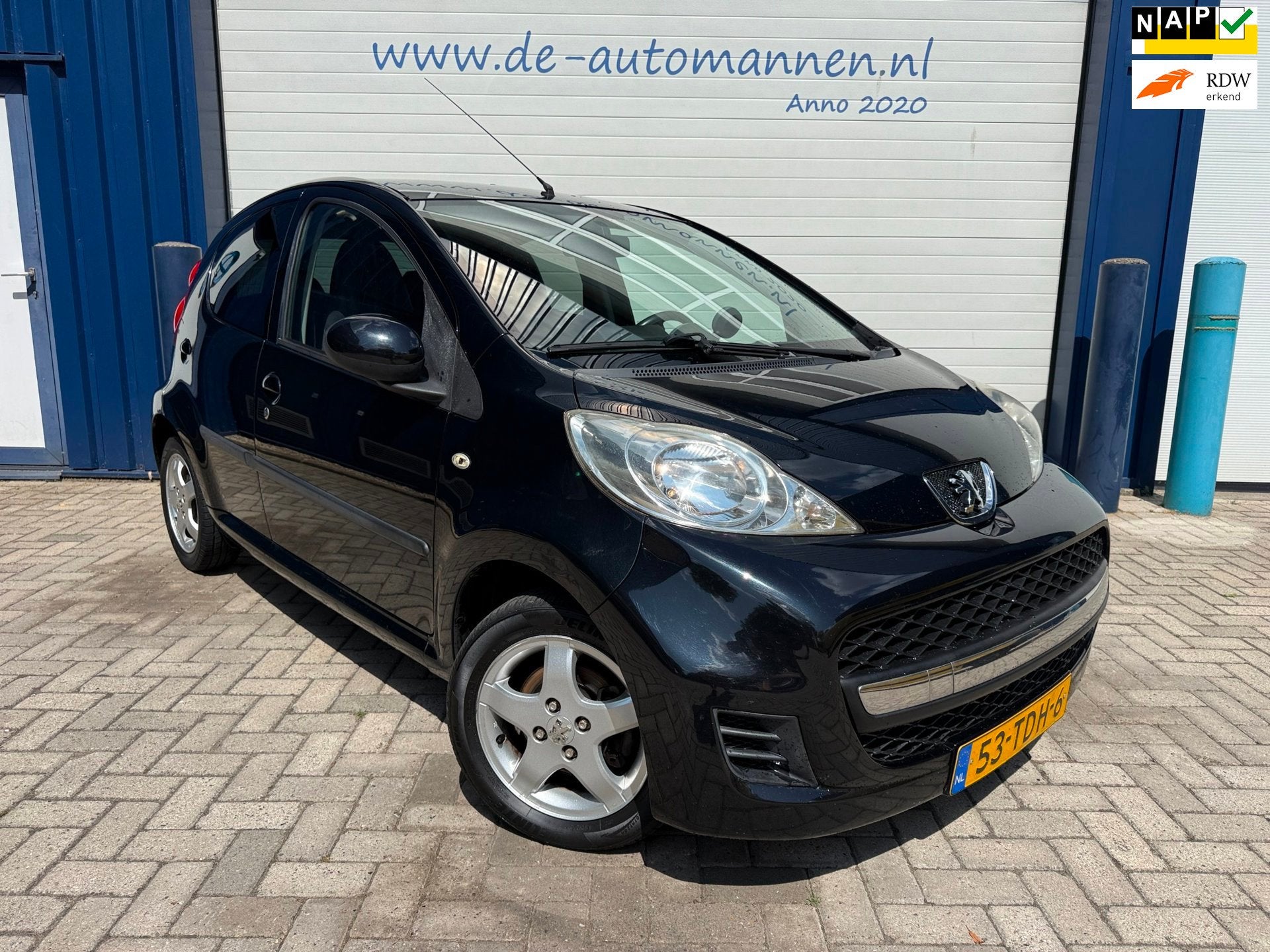 Peugeot 107 1.0-12V Black & Silver 5-drs / AIRCO / LEER / AP, Auto's, Peugeot, Voorwielaandrijving, Euro 5, Gebruikt, Zwart