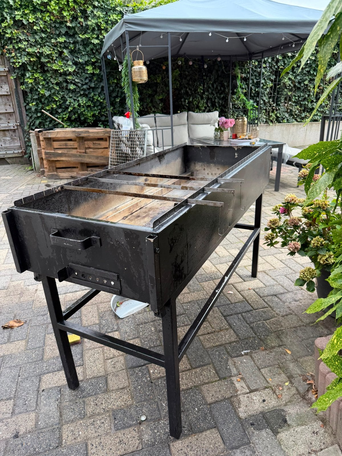 Grote professionele BBQ / Barbecue op poten, Ophalen, Gebruikt