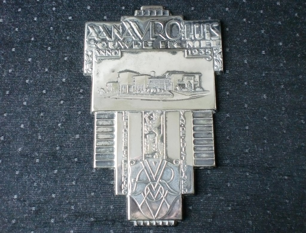 Chris van der Hoef, 1933 – Verzilverde plaquette AVRO’s huis, Ophalen of Verzenden