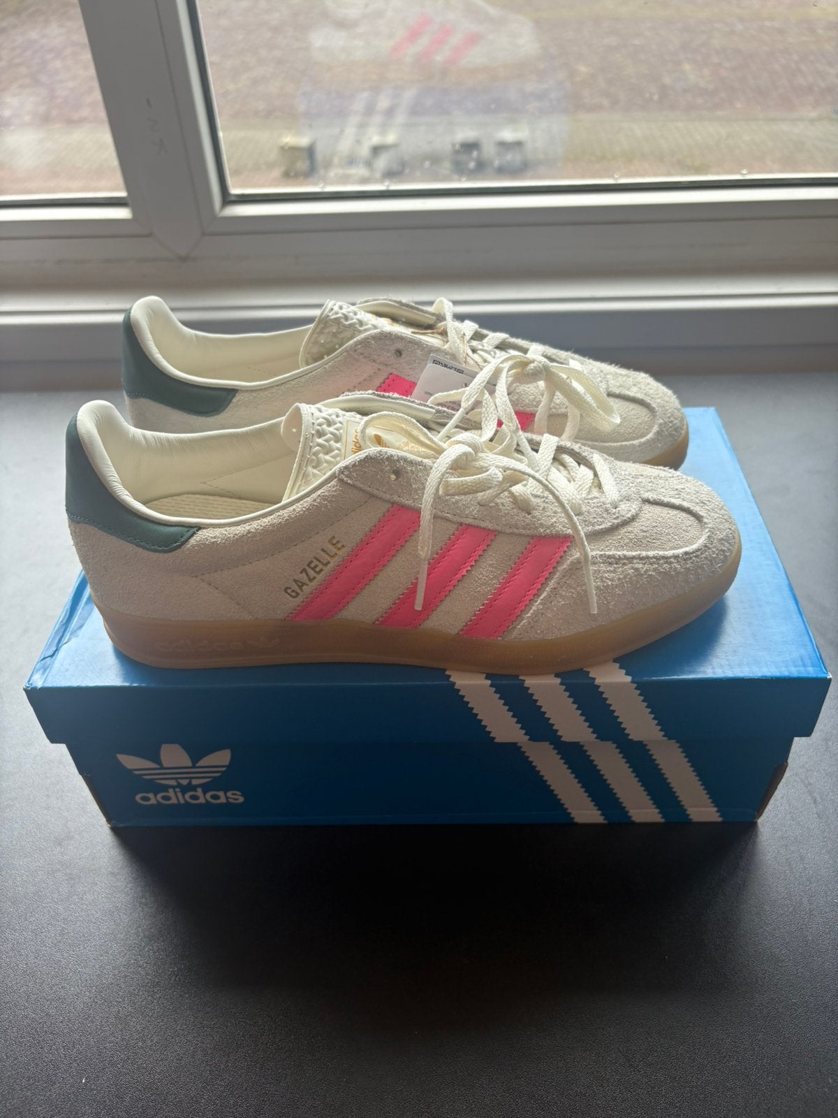 Adidas Gazelle Indoor Off White Lucid Pink | EU 40, Nieuw, Ophalen of Verzenden, Roze, Sneakers of Gympen