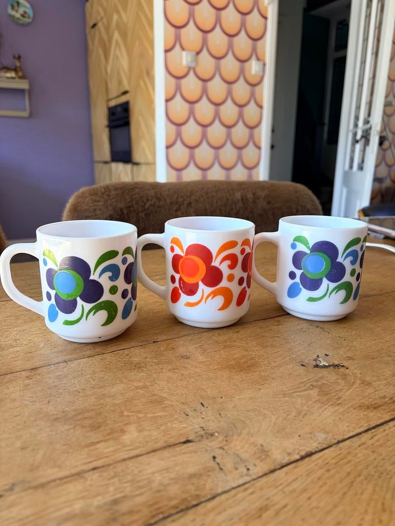 3 Arcopal retro jaren '70 mokken, Ophalen of Verzenden, Glas, Overige stijlen, Kop(pen) en/of Schotel(s)