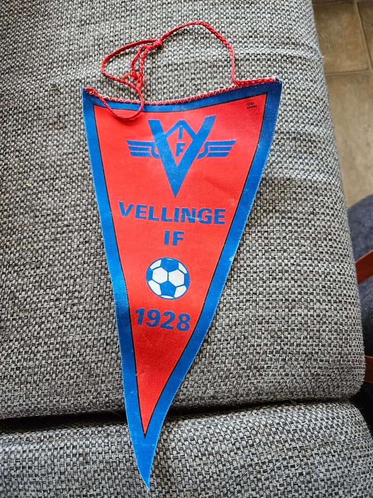 Vellinge IF 1928 vaantje, Verzamelen, Sportartikelen en Voetbal, Ophalen of Verzenden, Gebruikt, Buitenlandse clubs, Vaantje of Sjaal