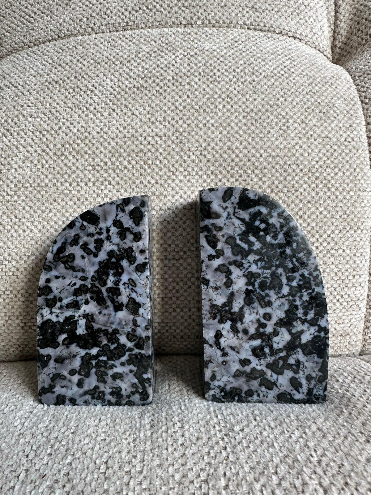 Boekensteunen van Indigo Gabbro 'Mystic Merlinite', Meerkleurig, Ophalen of Verzenden, Zo goed als nieuw, Natuurlijk materiaal
