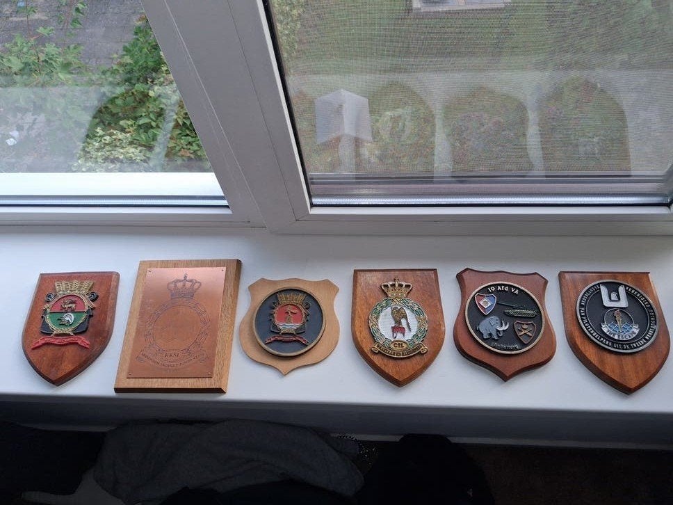 Verzameling militaire plaquettes schilden wapenschild schild, Verzamelen, Ophalen of Verzenden