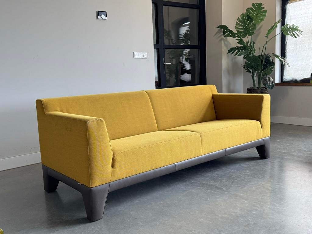 Pode Plot Bank 202 cm + Hocker | Leolux Design | Okergeel, Huis en Inrichting, Banken | Bankstellen, Leolux pode, Leolux Pode