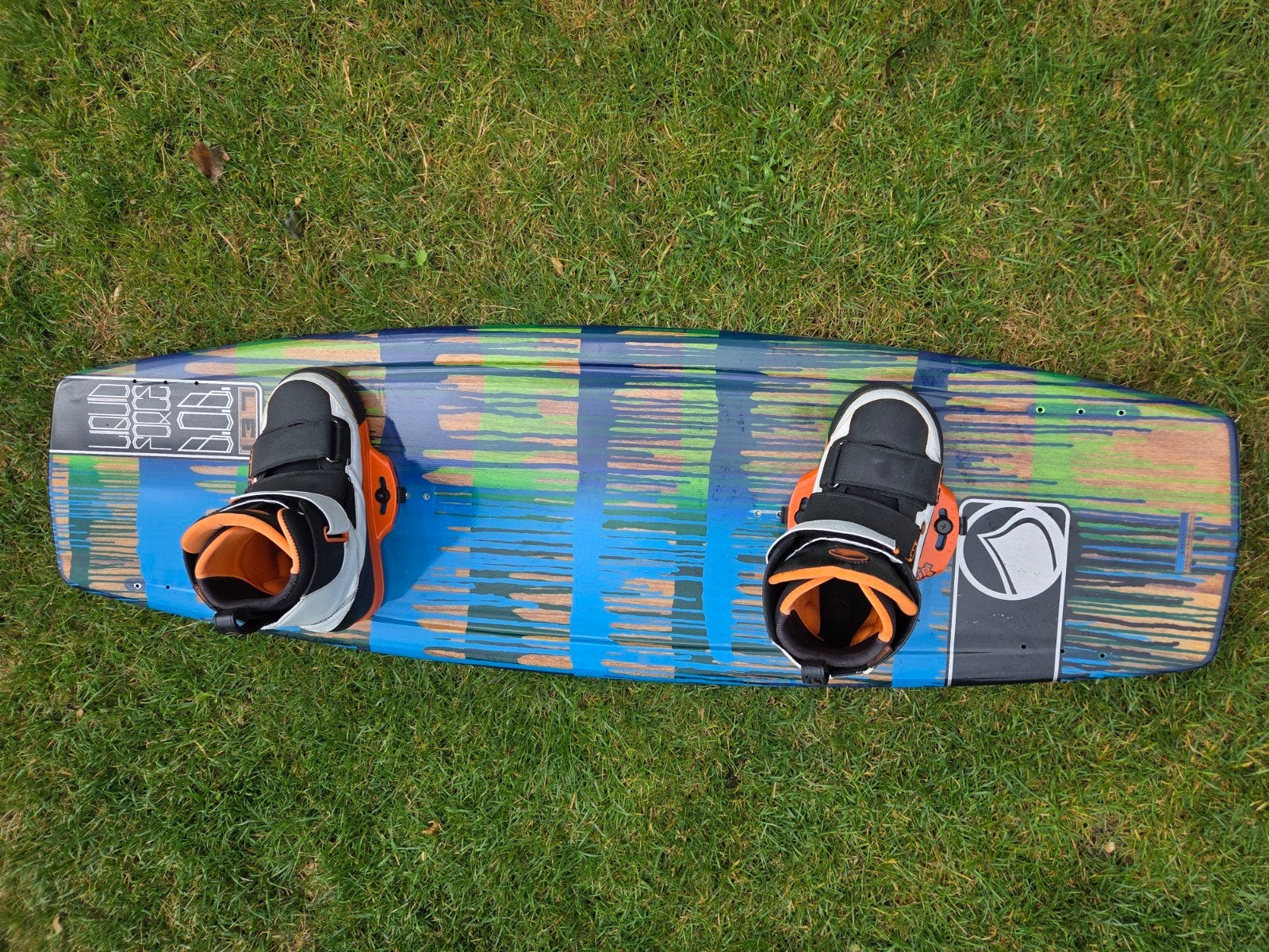 Wakeboard Liquid Force maat 137 met bindingen, Watersport en Boten, Wakeboarden, Ophalen, Gebruikt, Board en Schoenen