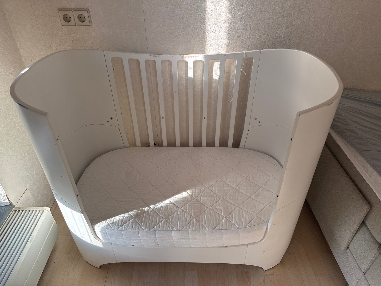 Stokke Sleepi Mini Wieg met matras - Wit, Kinderen en Baby's, Ophalen, Gebruikt, Wieg