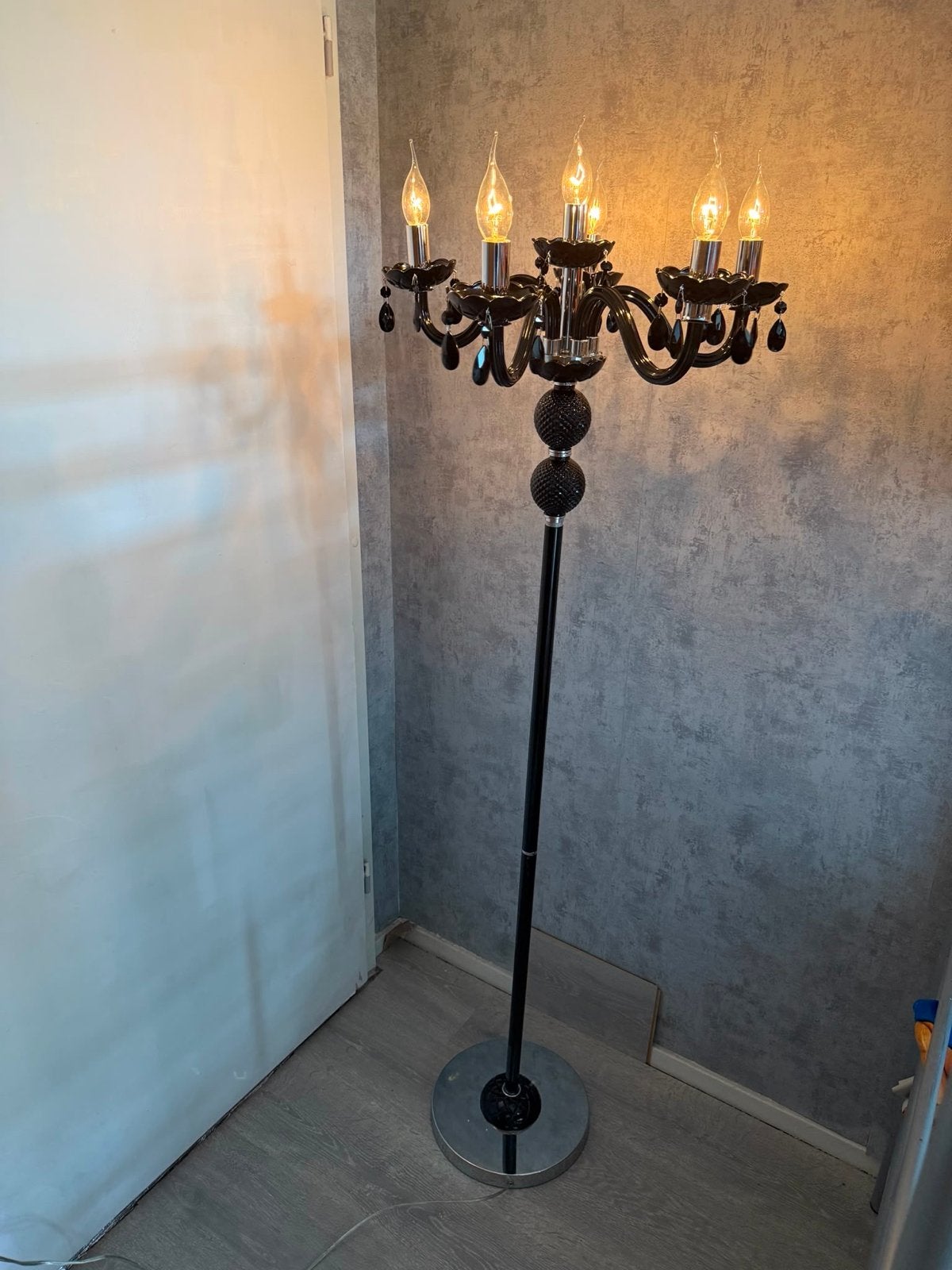 Elegante Zwarte Kroonluchter Vloerlamp met Kristallen, Huis en Inrichting, Lampen | Vloerlampen, Ophalen of Verzenden, Zo goed als nieuw