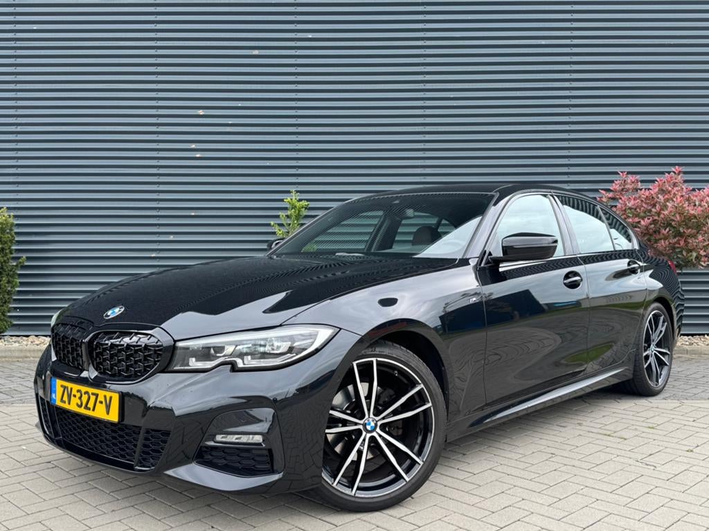 BMW 3-Serie 320i M Sport|Laneass|Stoelver|Dealeronh|Voloptie, Auto's, BMW, 1998 cc, Lane Keeping Assist, 4 cilinders, Zwart
