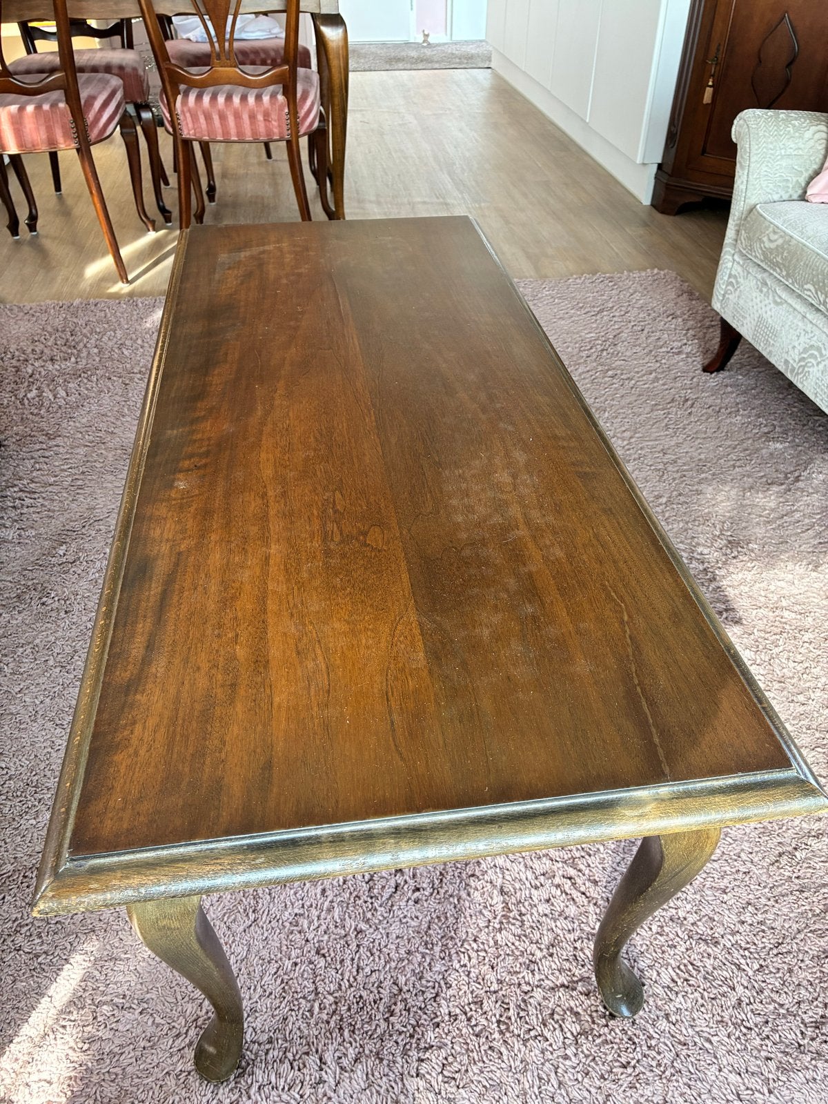 Klassieke houten salontafel met sierlijke poten, Ophalen