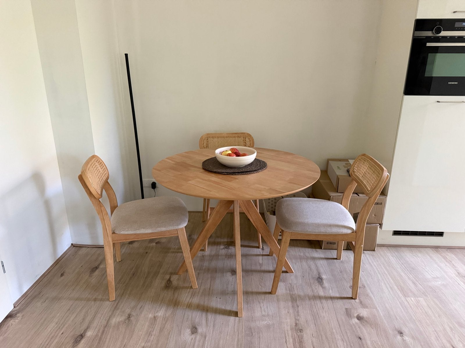 Stijlvolle eettafel met 3 rotan stoelen - Zo goed als nieuw, Ophalen of Verzenden, Zo goed als nieuw